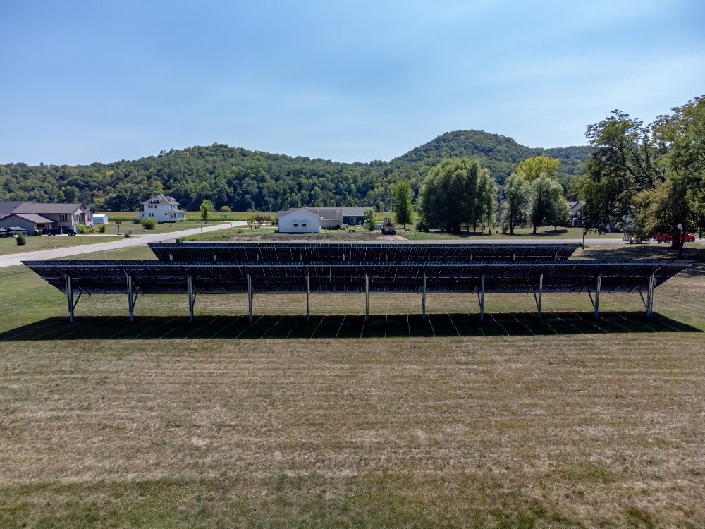 Painéis solares em telhado de edificação comercial
