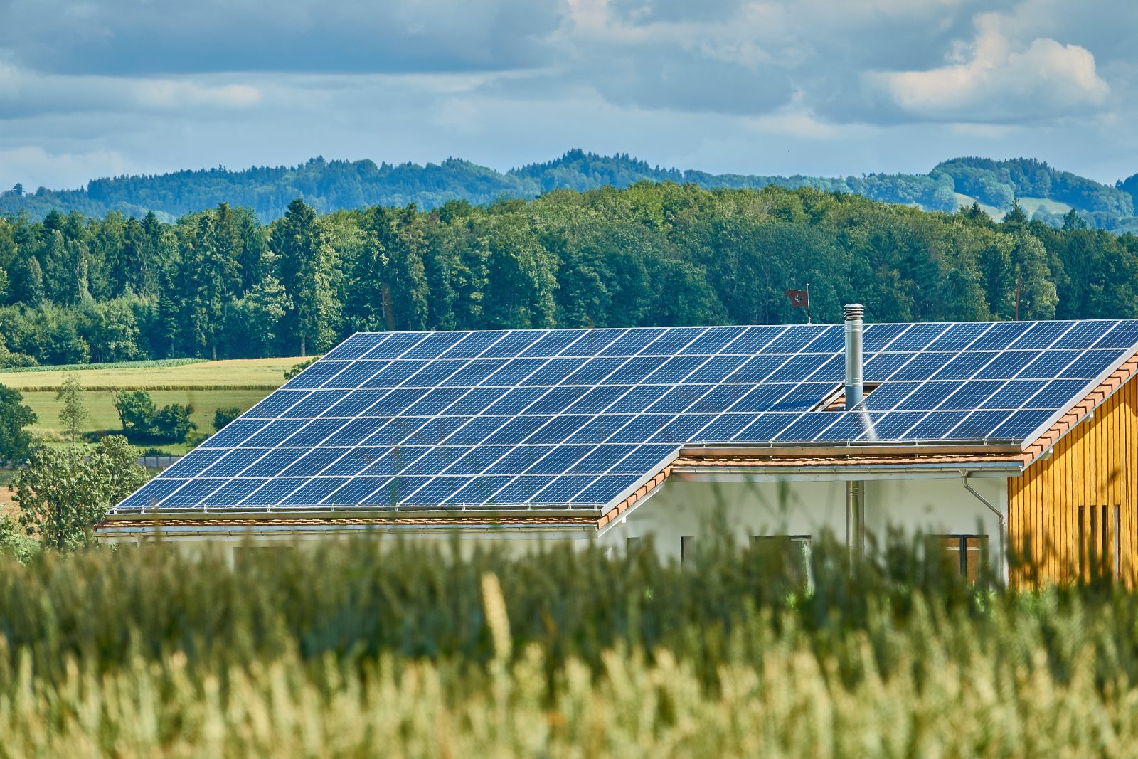 Sistema fotovoltaico instalado em telhado